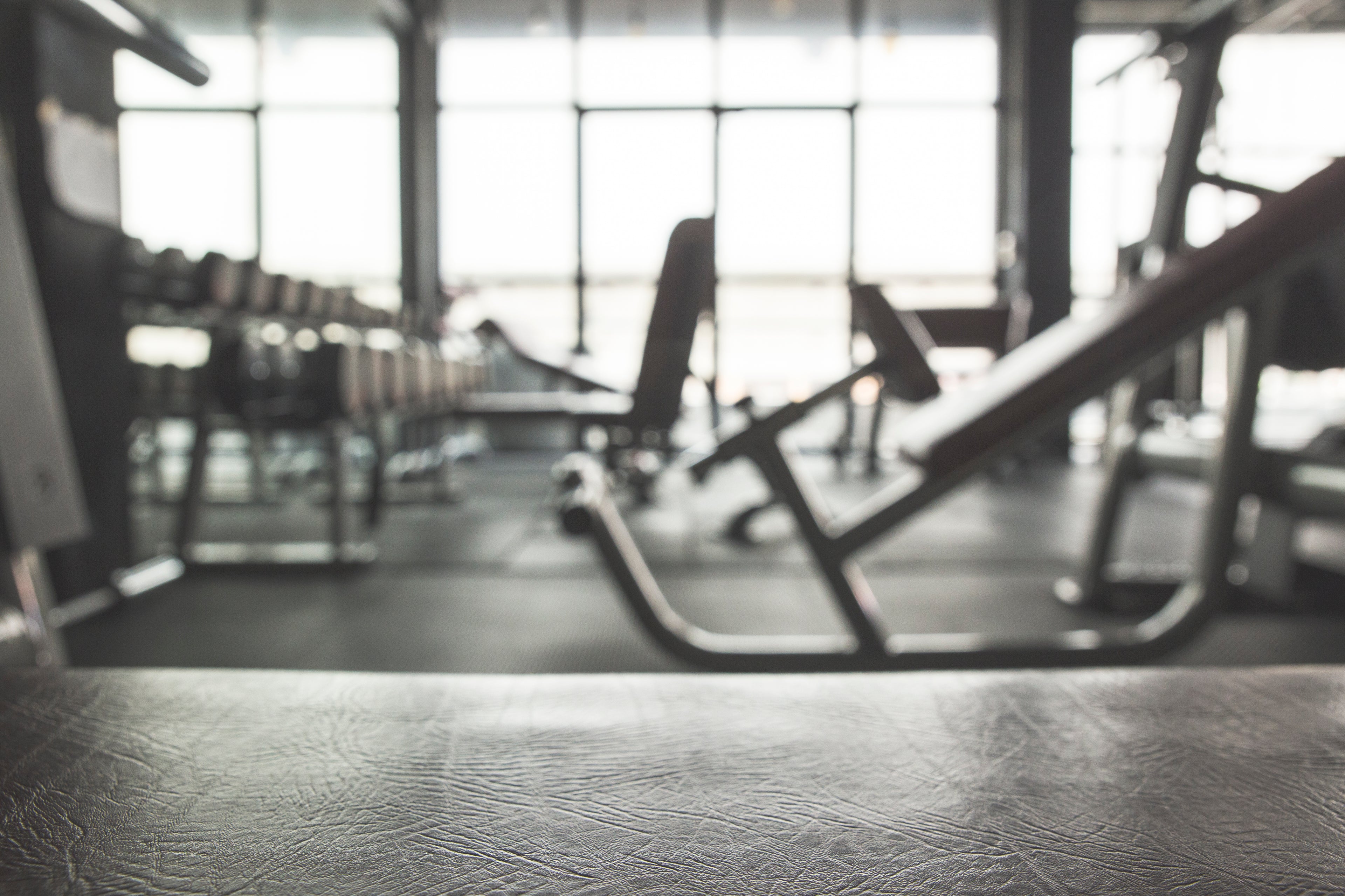 Hintergrundbild auf welchem ein leeres Fitnessstudio zu sehen ist